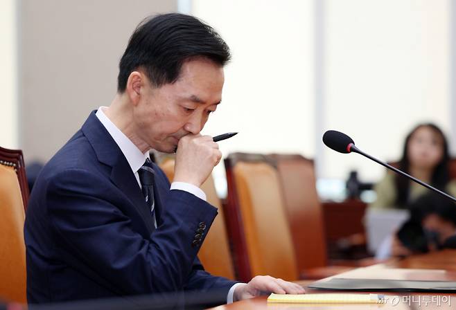 [서울=뉴시스] 김근수 기자 =  김지용 중대범죄수사청장 후보자가 14일 오전 서울 여의도 국회에서 열린 중수청장 후보자 인사청문회에서 메모지를 보고 있다. 2026.10.14. ks@newsis.com /사진=김근수