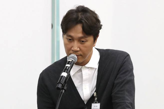 ‘양재웅 병원’ 환자 사망 사건 당시 21분간의 CCTV 영상이 사라졌으나 경찰이 늑장 수사로 일관했다는 유족의 증언이 나왔다. 사진은 서울 여의도 국회에서 열린 보건복지위원회의 복지부 등에 대한 종합 국정감사에 증인으로 출석한 정신건강의학과 전문의 겸 방송인 양재웅./뉴스1