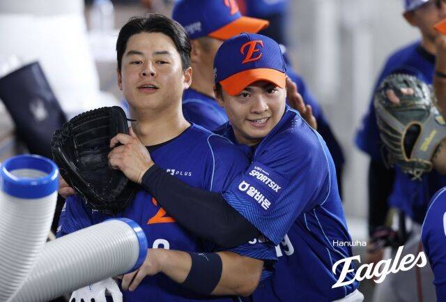 노시환(왼쪽)과 왕옌청./한화 이글스 제공