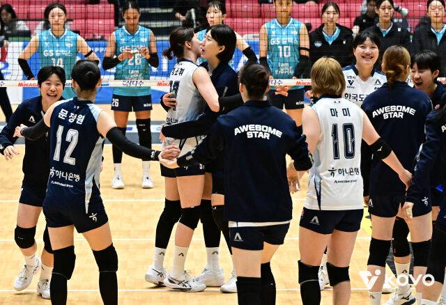 한국도로공사 선수들이 지난 12일 열린 GS칼텍스와 2026 프로배구 컵대회 B조 조별리그 GS칼텍스와 경기에서 승리를 거둔 뒤 환호하고있다. 강소휘와 박정아도 팀 동료들과 함께 기뻐하고 있다./한국배구연맹(KOVO) 제공