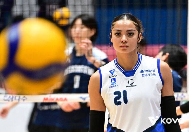 현대건설 조던 윌슨이 14일 열린 2026 프로배구 컵대회 여자부 B조 조별리그 한국도로공사와 경기를 앞두고 코트에 나와 몸을 풀고 있다./한국배구연맹(KOVO) 제공
