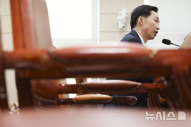 [서울=뉴시스] 김근수 기자 =  김지용 중대범죄수사청장 후보자가 14일 오전 서울 여의도 국회에서 열린 중수청장 후보자 인사청문회에서 질의에 답하고 있다. 2026.10.14. ks@newsis.com