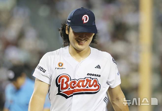 [서울=뉴시스] 박주성 기자 = 23일 오후 서울 송파구 잠실야구장에서 열린 2026 신한 SOL KBO리그  롯데 자이언츠 대 두산 베어스의 경기, 6회를 무실점으로 막은 두산 선발 곽빈이 웃으며 덕아웃으로 돌아오고 있다. 2026.08.23. park7691@newsis.com