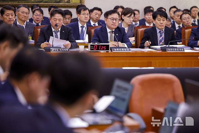 [서울=뉴시스] 정병혁 기자 = 이승돈 농촌진흥청장이 14일 서울 여의도 국회에서 열린 농림축산식품해양수산위원회의 농촌진흥청 등에 대한 국정감사에서 질문에 답하고 있다. 2026.10.14. jhope@newsis.com