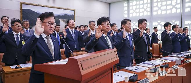 [서울=뉴시스] 정병혁 기자 = 이승돈 농촌진흥청장이 14일 서울 여의도 국회에서 열린 농림축산식품해양수산위원회의 농촌진흥청 등에 대한 국정감사에서 증인선서를 하고 있다. 2026.10.14. jhope@newsis.com