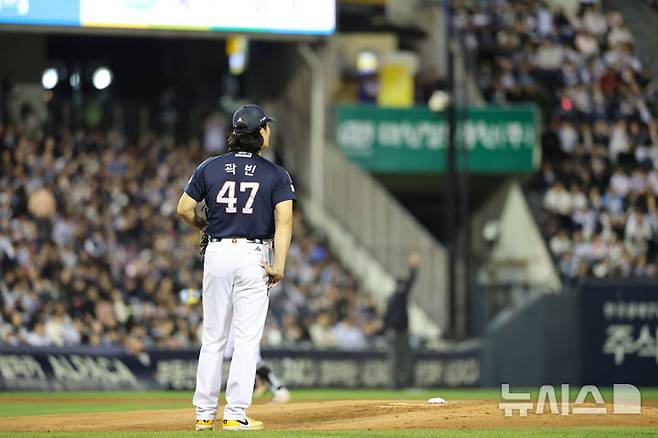 [서울=뉴시스] 김금보 기자 = 14일 서울 송파구 잠실야구장에서 열린 프로야구 2026 KBO 포스트시즌 와일드카드 결정 1차전 두산 베어스와 LG 트윈스의 경기, 1회말 1사 1루 두산 선발 곽빈이 LG 3번타자 오스틴에게 투런 홈런을 내준뒤 아쉬워 하고 있다. 2026.10.14. kgb@newsis.com