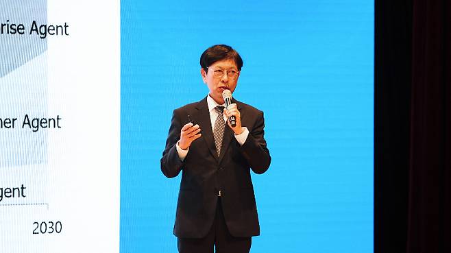SK하이닉스 안현 개발총괄 사장이 14일 서울 삼성동 코엑스에서 열린 '반도체대전(SEDEX) 2026'에서 'AI 시대, 메모리 기술의 진화 방향'을 주제로 기조연설을 하고 있다. SK하이닉스 제공