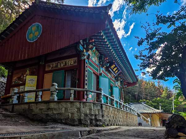 들머리인 보덕사.