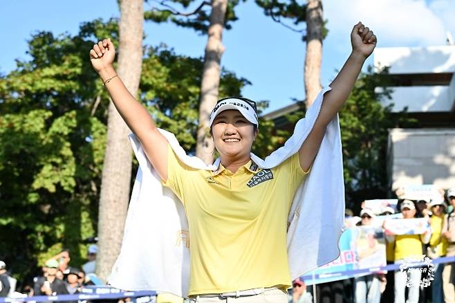 유해란이 지난 4일 하이트진로 챔피언십에서 우승한 뒤 환호하고 있다. KLPGA 제공