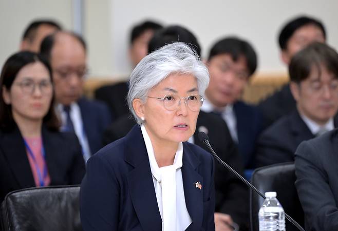 강경화 주미한국대사가 12일(현지 시간) 워싱턴DC 주미대사관에서 열린 국회 외교통일위원회 국정감사에서 발언하고 있다. 연합뉴스