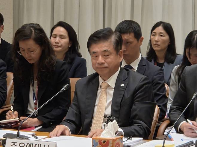차지훈 주유엔(UN)대사가 13일(현지 시간) 미국 뉴욕 주유엔대표부에서 열린 국회 외교통일위원회의 주유엔대표부, 주뉴욕총영사관, 주보스턴총영사관 합동 국정감사에서 의원들의 질의를 듣고 있다. 뉴욕=윤경환 특파원