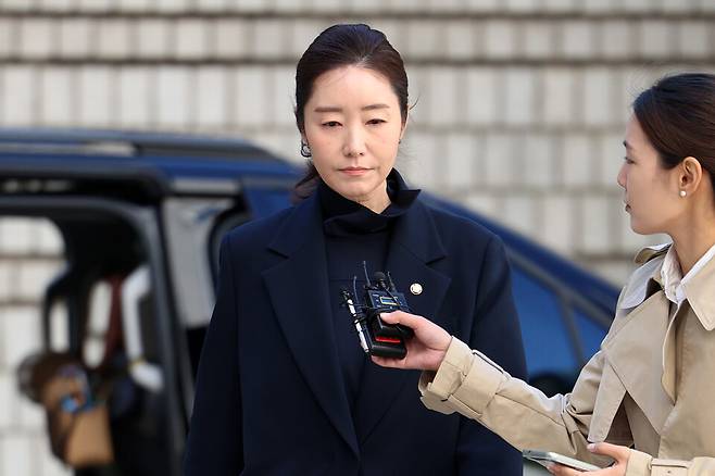시의원 공천을 대가로 1억원을 받은 혐의로 구속기소됐던 강선우 무소속 의원이 14일 1심 선고공판이 열리는 서울중앙지법으로 출석하며 취재진으로부터 질문을 받고 있다. ⓒ연합뉴스