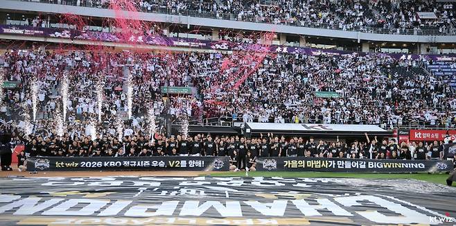 KT 선수단이 5일 수원KT위즈파크서 정규시즌 우승을 확정한 뒤 축하 행사를 열고 있다. 사진제공｜KT 위즈