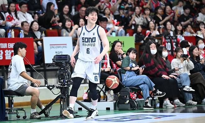 소노 이정현이 13일 안양 정관장과 원정 경기서 이번 시즌 최다 득점을 올리며 살아날 기미를 보였다. 4연패에 빠진 소노의 희망요소다. 사진제공｜KBL