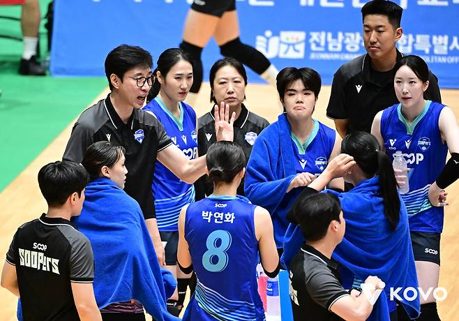 김세진 SOOP 수퍼스 감독과 선수단. 프로배구연맹 제공