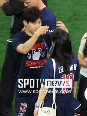 ▲ 유럽축구연맹 챔피언스리그 첫 우승에 기쁜 이강인이 연인 박상효 씨에게 우승 메달을 걸어주고 있다.