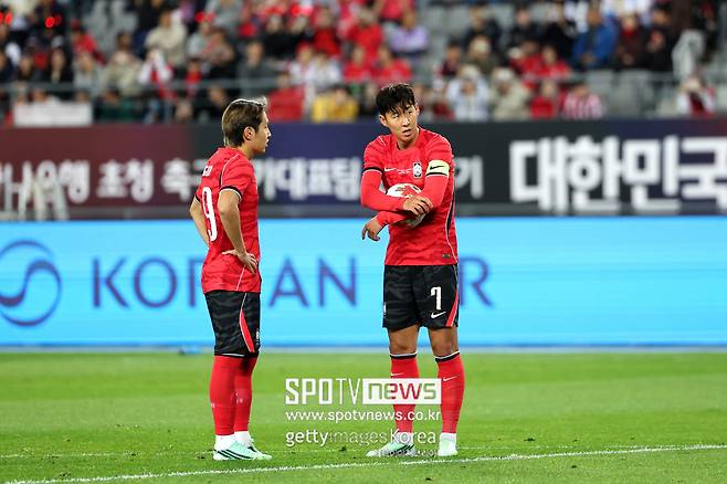 ▲ 일부 온라인 콘텐츠에서는 이강인이 1996년생 선수들과 함께 손흥민을 따돌리는 데 관여했다는 의혹이 제기됐다. 이강인의 개인 SNS에는 "너도 96라인이냐", "네가 주도한 것이냐", "대표팀에서 나가라" 등의 댓글이 달렸다.