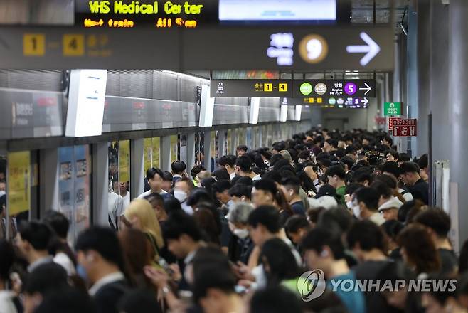 김포공항역 출근하는 시민들 (서울=연합뉴스) 신현우 기자 = 서울 지하철 9호선 김포공항역에서 승객들이 지하철을 기다리고 있다. nowwego@yna.co.kr