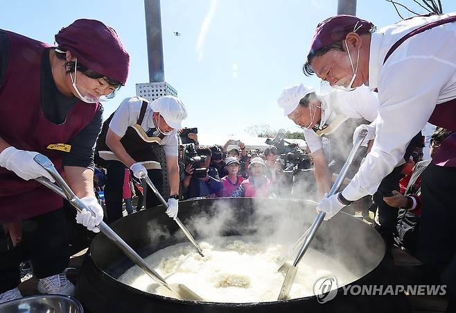 갓 지은 따뜻한 가마솥 밥 (이천=연합뉴스) 홍기원 기자 = 14일 경기도 이천시 복하천 수변공원에서 열린 '제25회 이천쌀문화축제' 2천 인분 가마솥 밥 짓기에서 참석자들이 밥을 푸고 있다. 2026.10.14 xanadu@yna.co.kr