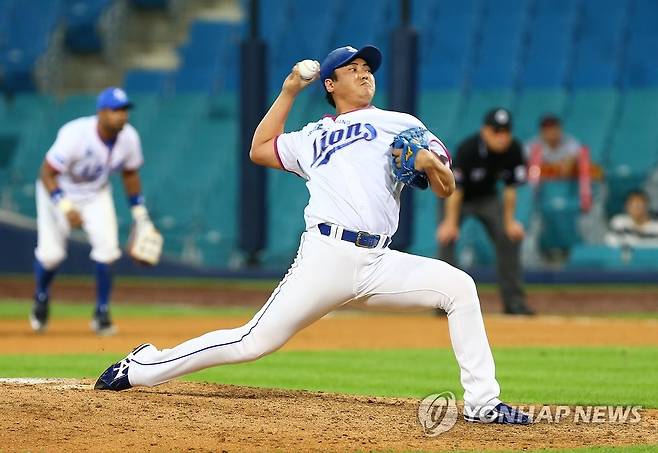 역투하는 안지만 (대구=연합뉴스) 김준범 기자 = 2016년 7월 5일 대구 삼성 라이온즈파크에서 열린 프로야구 삼성 라이온즈와 LG 트윈스의 경기. 8회초 마운드에 오른 삼성 안지만이 역투하고 있다. 2016.7.5 psykims@yna.co.kr