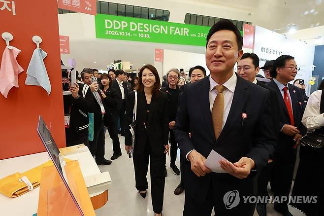 서울디자인위크 둘러보는 오세훈 서울시장 (서울=연합뉴스) 류효림 기자 = 오세훈 서울시장이 14일 서울 중구 DDP에서 열린 서울디자인위크에서 전시장을 둘러보고 있다. 2026.10.14 ryousanta@yna.co.kr