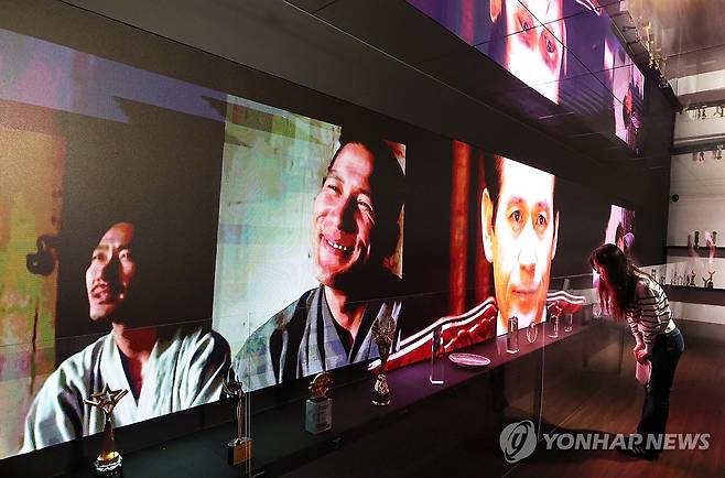 스크린의 별 안성기를 기리며 (부산=연합뉴스) 강선배 기자 = 14일 부산 해운대구 뮤지엄 원에서 '영화와 현대미술:안성기를 기리며' 특별전이 열리고 있다. 제31회 부산국제영화제 기간에 맞춰 배우 안성기를 추모해 열린 전시회는 오는 12월 27일까지 열린다. 2026.10.14 sbkang@yna.co.kr