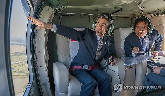강신철 국방부 장관, 공군 제1전투비행단 대비태세 현장점검 (서울=연합뉴스) 강신철 국방부 장관이 14일 광주에 위치한 제1전투비행단을 방문해 현장점검을 마친 뒤 헬기에 탑승해 무안군 이전 후보지 현장을 확인하고 있다. 2026.10.14 [국방부 제공. 재판매 및 DB 금지] photo@yna.co.kr