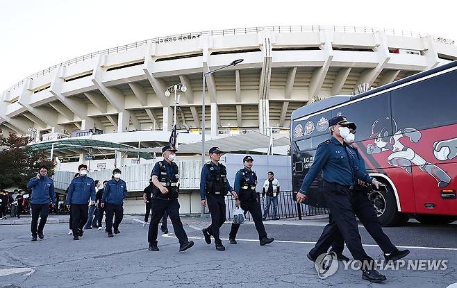 경찰, 내달 1일까지 인파 밀집지역 관리 강화 (서울=연합뉴스) 김인철 기자 = 경찰이 인파 밀집 지역의 안전관리를 강화하기 위한 조치에 나선 14일 2026 프로야구 포스트시즌 와일드카드 결정전 두산 베어스와 LG 트윈스의 경기가 열리는 잠실야구장 주변에서 경찰들이 밀집지역 관리와 암표 단속 등을 위해 이동하고 있다.
    서울경찰청은 이날부터 핼러윈 데이가 끝나는 다음 달 1일까지를 '다중운집장소 특별안전활동' 기간으로 설정해 총력 대응에 나선다고 밝혔다. 2026.10.14 yatoya@yna.co.kr