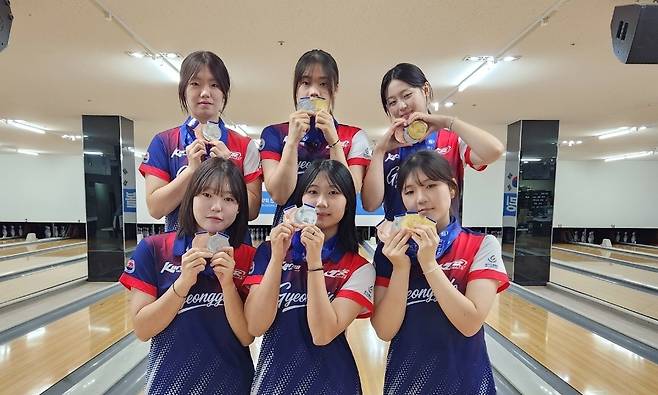 15일 제주 33락볼링장에서 사전경기로 진행된 제107회 전국체육대회 볼링 여자 18세 이하부에서 경기도 선수들이 획득한 메달을 걸고 기념촬영을 하고 있다. <경기도볼링협회 제공>