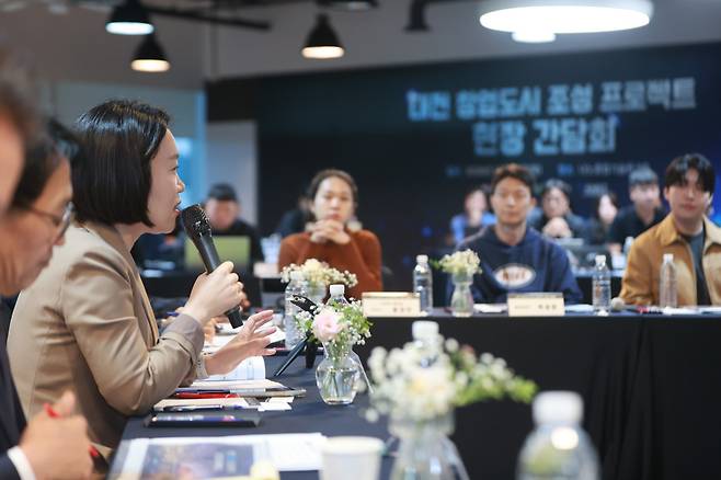 이소영 중소벤처기업부 장관이 15일 대전광역시 유성구 KAIST 나노종합기술원에서 열린 '창업도시 조성 프로젝트 현장 간담회'에서 인사말을 하고 있다.(사진제공=중소벤처기업부)