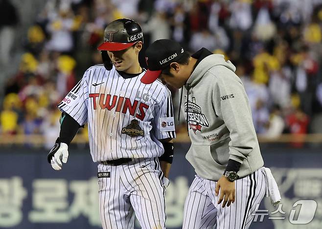 14일 오후 서울 송파구 잠실야구장에서 열린 프로야구 '2026 신한 SOL KBO 와일드카드 결정전 1차전' 두산 베어스와 LG 트윈스의 경기, LG 신민재가 8회말 1사 1,3루 상황에서 타점을 올리는 스퀴즈 번트를 성공 후 고통을 호소하며 교체되고 있다. 2026.10.14 ⓒ 뉴스1 김진환 기자