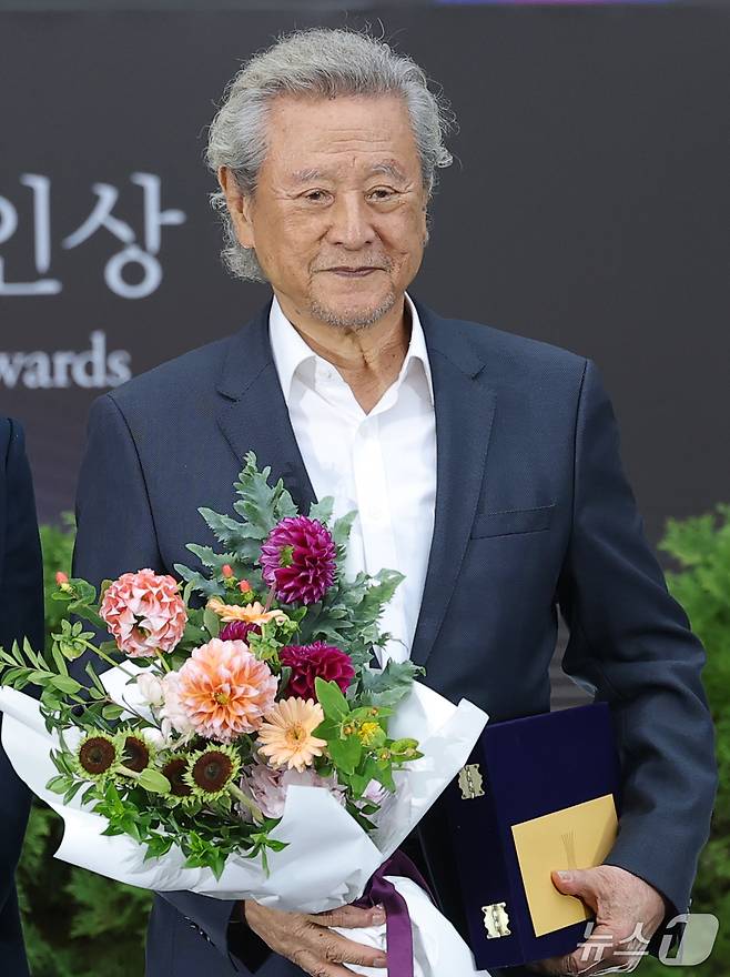 배우 박근형이 15일 서울 강동구 스테이지28에서 열린 제16회 아름다운예술인상 시상식에 참석해 '공연예술인 부문' 상을 수상한 뒤 포즈를 취하고 있다. 2026.10.15 ⓒ 뉴스1 권현진 기자