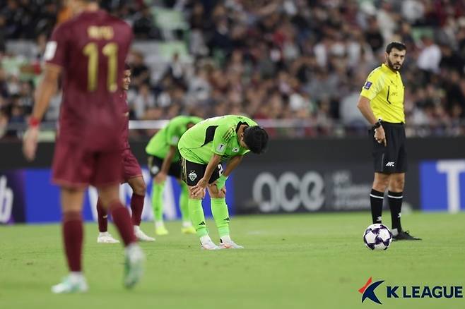 고베전 패배 후 허리 숙인 전북 이영재. 제공 | 한국프로축구연맹
