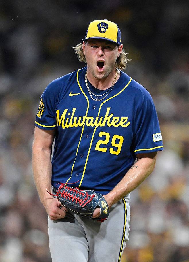 SAN DIEGO, CALIFORNIA - OCTOBER 07: Trevor Megill #29 of the Milwaukee Brewers celebrates the 3-1 win after closing the game against the San Diego Padres in game four of the National League Division Series at Petco Park on October 07, 2026 in San Diego, California.   Orlando Ramirez/Getty Images/AFP (Photo by Orlando Ramirez / GETTY IMAGES NORTH AMERICA / Getty Images via AFP)







<저작권자(c) 연합뉴스, 무단 전재-재배포, AI 학습 및 활용 금지>