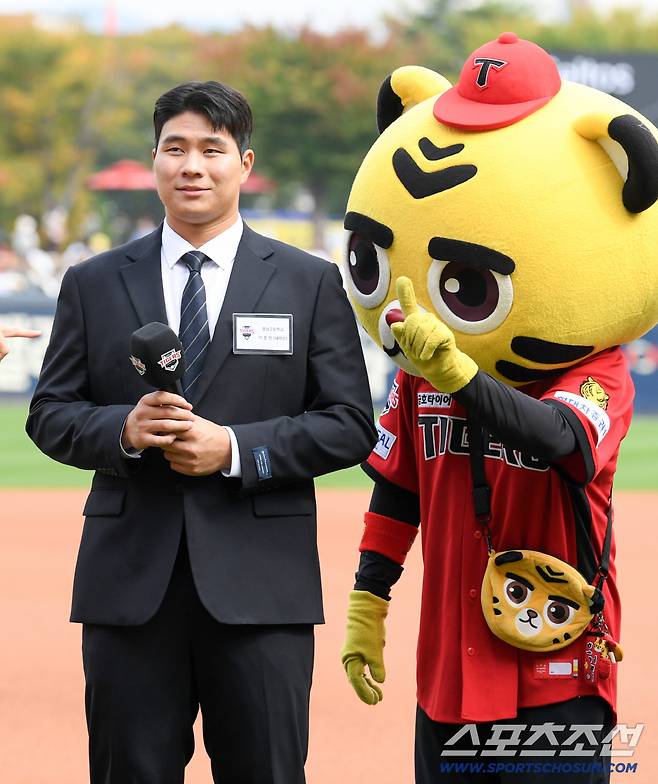 11일 광주 기아챔피언스필드에서 열린 KIA와 롯데의 경기. 2027 KBO 신인 드래프트에서 KIA 타이거즈에 지명받은 이호민이 팬들에게 인사를 하고 있다. 광주=박재만 기자 pjm@sportschosun.com/2026.10.11/