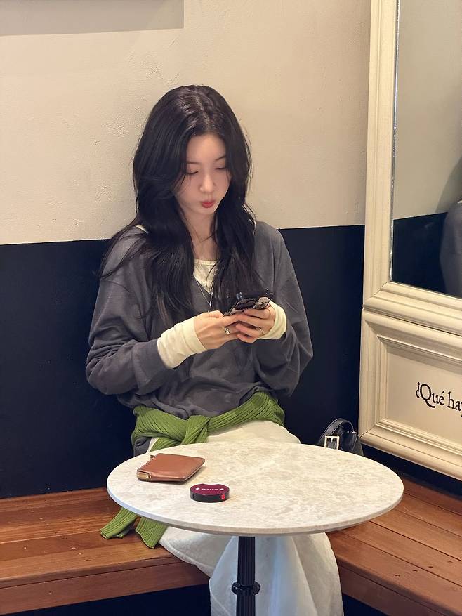 모발 중간부터 느슨한 웨이브를 더해 풍성한 볼륨을 살린 정채연ㅣ인스타그램 @j_chaeyeoni