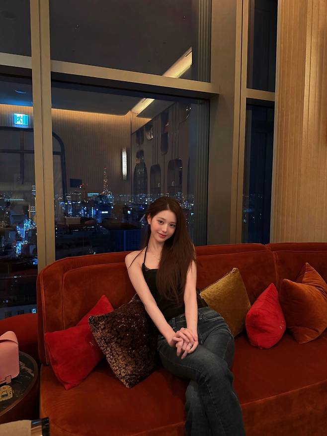 6:4 가르마와 옆머리를 스트레이트 헤어와 함께 연출한 장원영 | 인스타그램 @for_everyoung10
