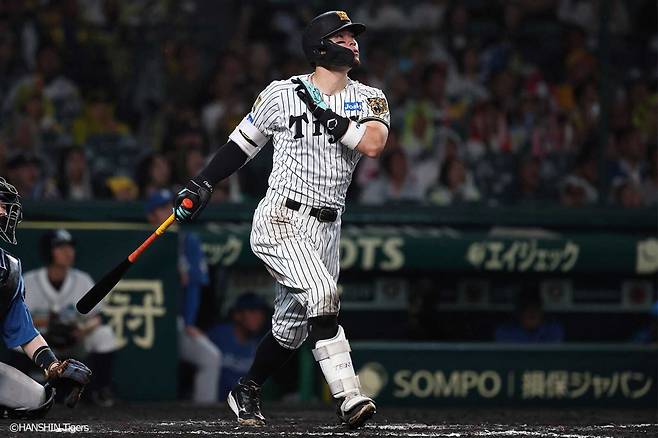 NPB 한신 타이거스에서 4번 타자로 활약하고 있는 사토 테루아키. 한신 타이거스