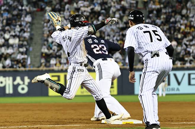 14일 서울 잠실야구장에서 열린 2026 신한 SOL KBO 포스트시즌 와일드카드 결정전 1차전 두산 베어스와 LG 트윈스의 경기. 8회말 1사 1, 3루 LG 신민재가 스퀴즈 번트 성공 후 1루에 세이프되고 있다. <저작권자 ⓒ 1980~2026 ㈜연합뉴스. 무단 전재 재배포 금지, AI 학습 및 활용 금지>