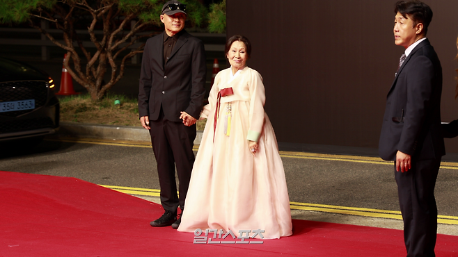 배우 김혜자가 6일 오후 부산 해운대 영화의 전당에서 열린 제31회 부산국제영화제(BIFF) 개막식에 참석해 레드카펫을 밟았다. 정다이 기자 diana23@edaily.co.kr /2026.10.06