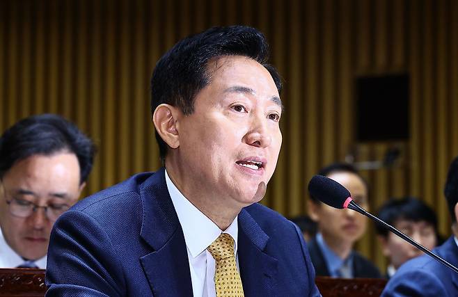 오세훈 서울시장이 15일 서울시청에서 열린 국회 행정안전위원회의 서울시에 대한 국정감사에서 의원들의 질의에 답변하고 있다. 김종호 기자