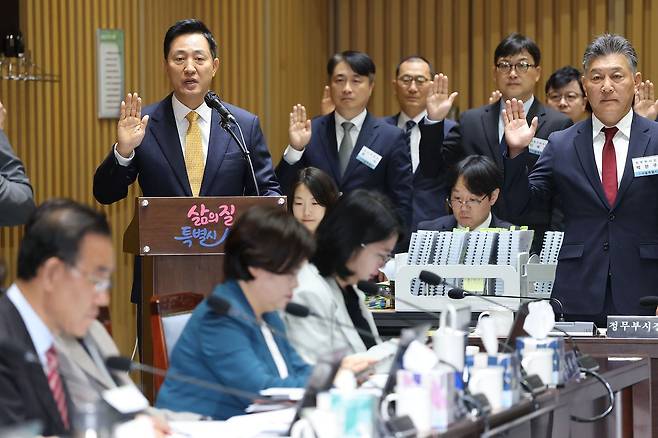 오세훈 서울시장이 15일 서울시청에서 열린 국회 행정안전위원회의 서울시에 대한 국정감사에서 증인선서를 하고 있다. 김종호 기자