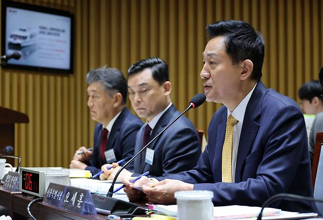 오세훈 서울시장이 15일 서울시청에서 열린 행정안전위원회 국정감사에서 위원 질의에 답하고 있다. 연합뉴스
