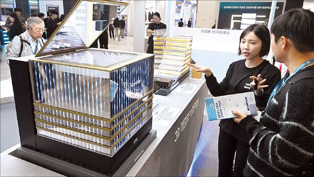 반도체대전 서울 강남구 코엑스에서 14일 개막한 ‘제28회 반도체대전(SEDEX 2026)’을 찾은 관람객이 삼성전자 부스를 둘러보고 있다. 권현구 기자
