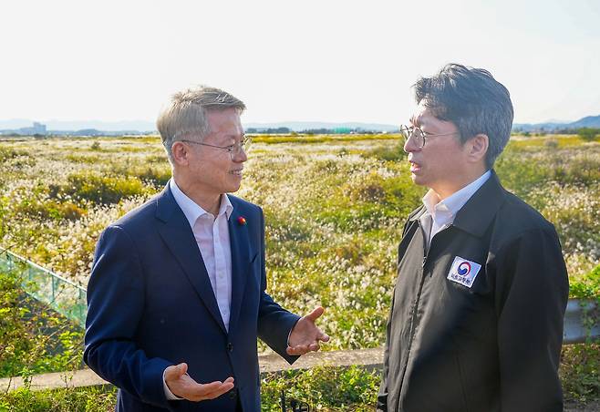 민형배 전남광주통합특별시장과 홍지선 국토교통부장관이 15일 오후 서구 군공항 탄약고 이전 예정지를 찾아 호남권 반도체 클러스터 부지를 점검하고 있다. 전남광주시 제공