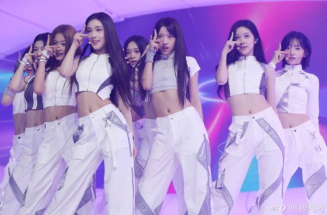 '이수만 걸그룹' A2O 라이트가 지난 12일 오후 경기 고양시 일산 킨텍스 2전시장에서 진행된 'WELCOME TO SOULITE From A2O SOUL A2O LITE'(웰컴 투 소울라이트 프롬 A2O 소울 A2O 라이트) 데뷔 쇼케이스에서 멋진 무대를 펼치고 있다. /사진=이동훈 photoguy@