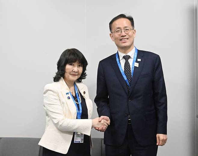이형일 부총리 겸 재정경제부 장관이 10월 15일(현지시간) 태국 방콕의 퀸시리낏 컨벤션센터(QSNCC)에서 가타야마 사쓰키 일본 재무장관과 면담에 앞서 악수하며 인사하고 있다. /사진제공=재정경제부