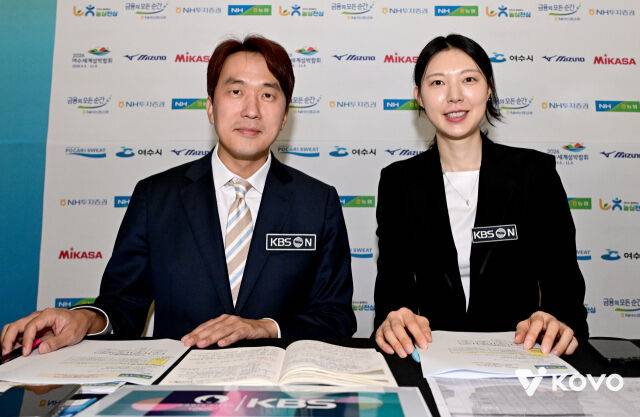 양효진 KBS N스포츠 배구해설위원이 14일 전남 여수 진남체육관에서 열린 2026 컵대회 여자부 B조 조별리그 현대건설과 한국도로공사전 경기에 앞서 신승준 KBS N스포츠 아나운서와 함께 중계방송 준비를 하고 있다./한국배구연맹(KOVO) 제공