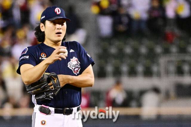 14일 오후 서울 잠실야구장에서 진행된 '2026 신한 SOL KBO 리그' 포스트시즌 와일드카드 결정전 1차전 두산과 LG의 경기. 두산 선발 곽빈이 투구 준비를 하고 있다./마이데일리