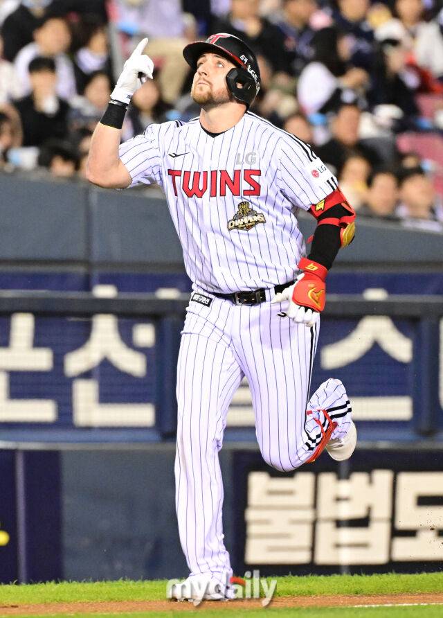 14일 오후 서울 잠실야구장에서 진행된 '2026 신한 SOL KBO 리그' 포스트시즌 와일드카드 결정전 1차전 두산과 LG의 경기. LG 오스틴이 1회말 1사 1루에서 두산 선발 곽빈을 상대로 투런 홈런을 때린 뒤 그라운드를 돌고 있다./마이데일리